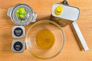 Limette abwaschen, Schale abreiben, Saft auspressen und mit Oliven&ouml;l, Salz und Cayennepfeffer vermischen.
