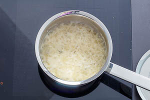 Langkornreis nach Packungsanleitung kochen und Kochwasser mit Gemüsebrühe würzen. Dann abgießen und auskühlen lassen.