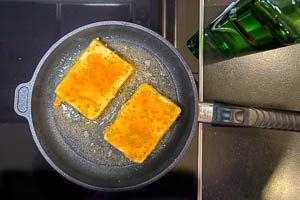 Panierte Feta-Bl&ouml;cke von beiden Seiten goldbraun und knusprig braten