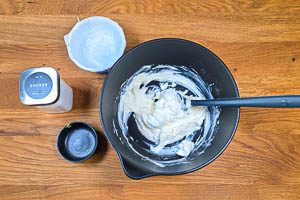 Mascarpone, Zucker und Zitronenzesten cremig verr&uuml;hren