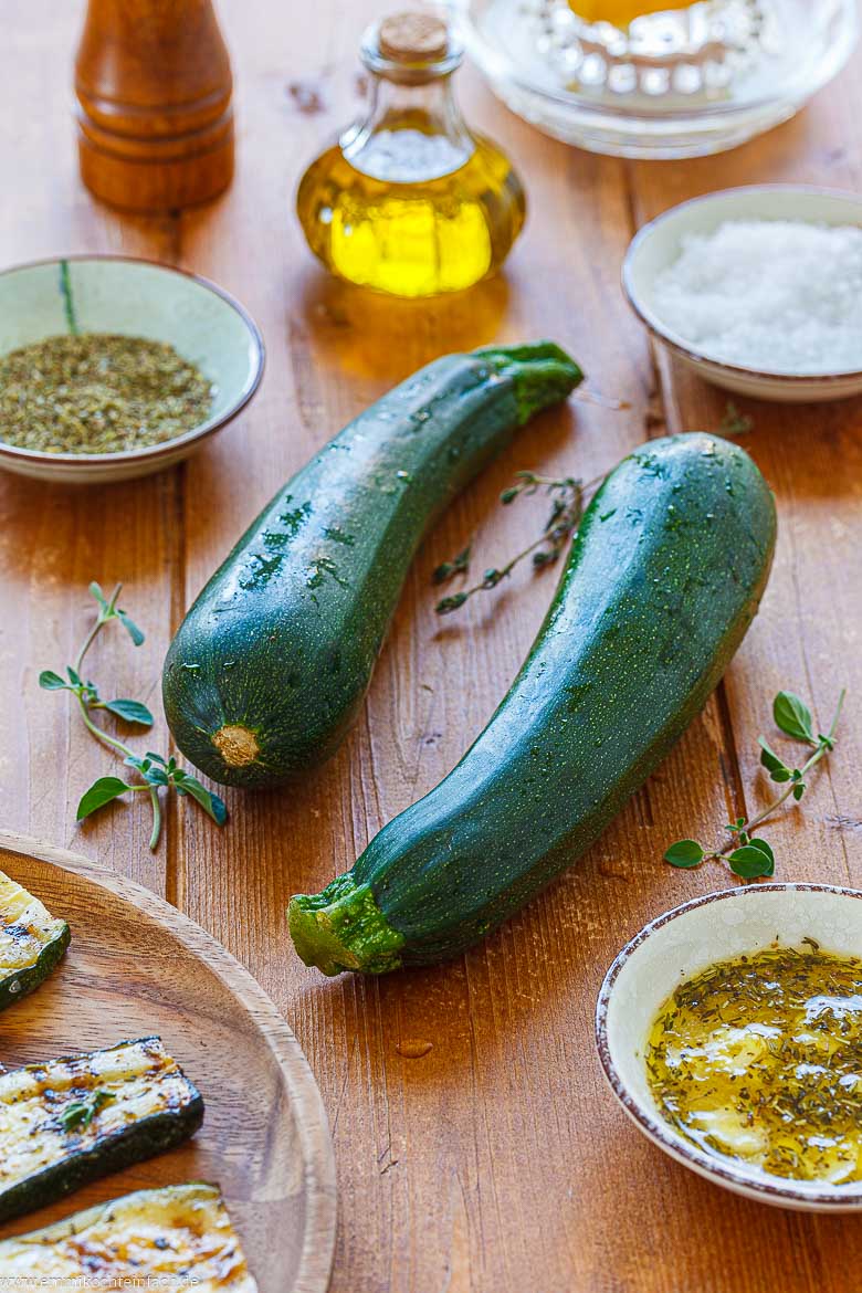 Zutaten für marinierte und gegrillte Zucchini