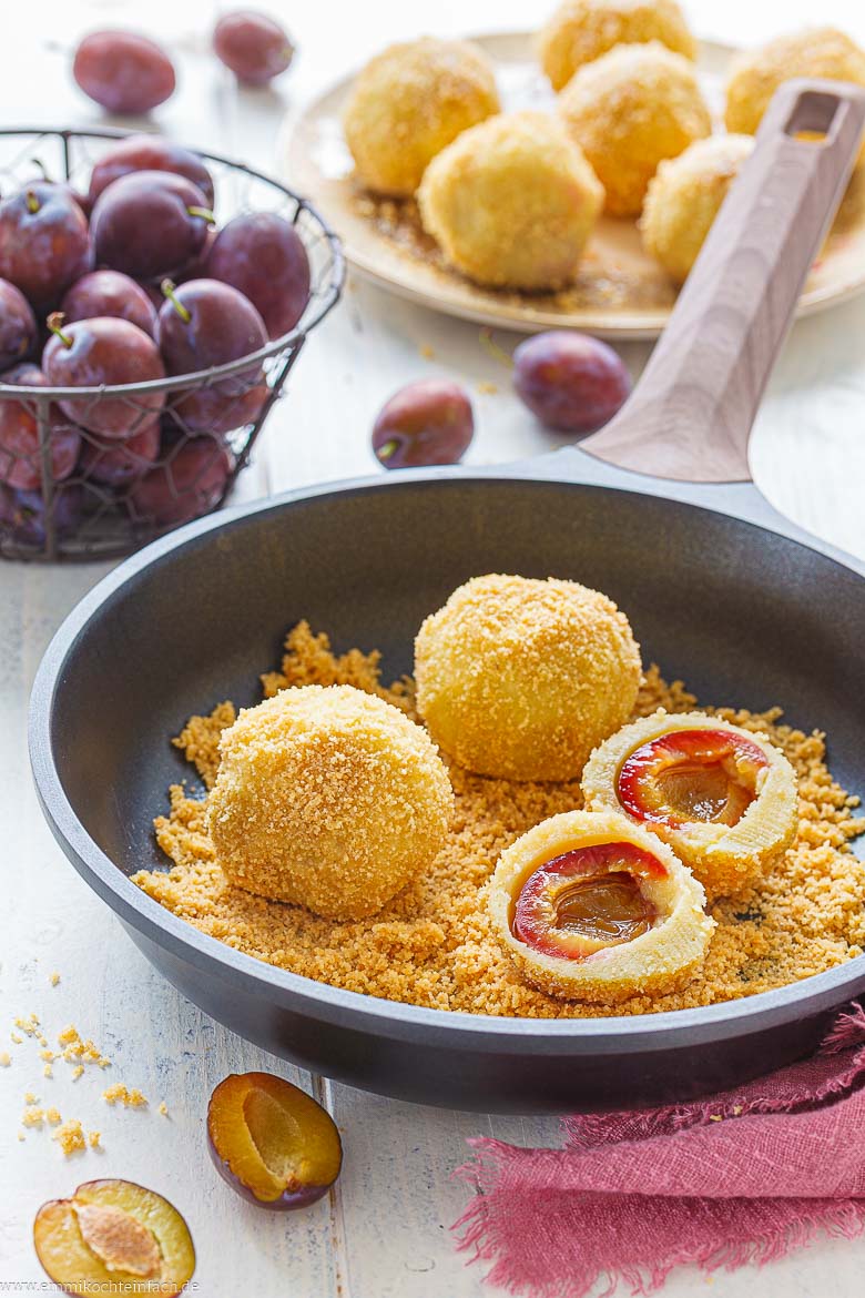 Zwetschgenkn&ouml;del mit Butterbr&ouml;sel