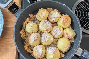 Die Butterbr&ouml;sel herstellen und die Kn&ouml;del darin w&auml;lzen.