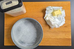 Backofen vorheizen und Springform einfetten und mit Mehl best&auml;uben