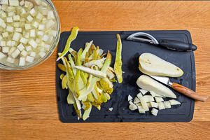 Birnen sch&auml;len, entkernen und mit Zitronensaft vermischen
