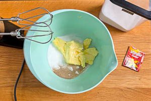 Butter, Zucker, Vanillezucker in einer Sch&uuml;ssel mit einem Handr&uuml;hrger&auml;t vermischen