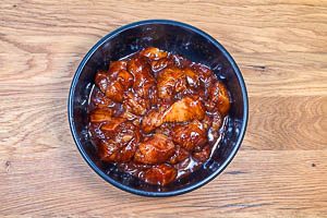 H&auml;hnchen in die Marinade geben und verr&uuml;hren