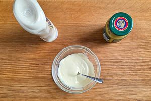 Mayonnaise und Senf zu einer Soße anrühren