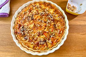 Nach dem Backen mit Waln&uuml;ssen garnieren.