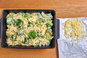 Geriebenen Emmentaler &uuml;ber dem Auflauf verteilen