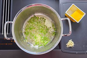 Zwiebel- und Selleriew&uuml;rfel anbraten