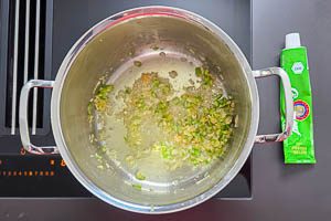 Knoblauchw&uuml;rfel und Senf hinzugeben