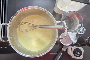 Mehl, Sahne, Gem&uuml;sebr&uuml;he, Muskat, Salz und Pfeffer einr&uuml;hren