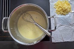 Parmesan in der So&szlig;e schmelzen lassen