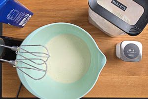 Mehl und Milch verr&uuml;hren