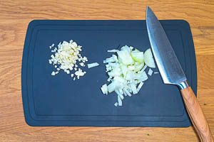Knoblauch und Zwiebeln schälen und schneiden