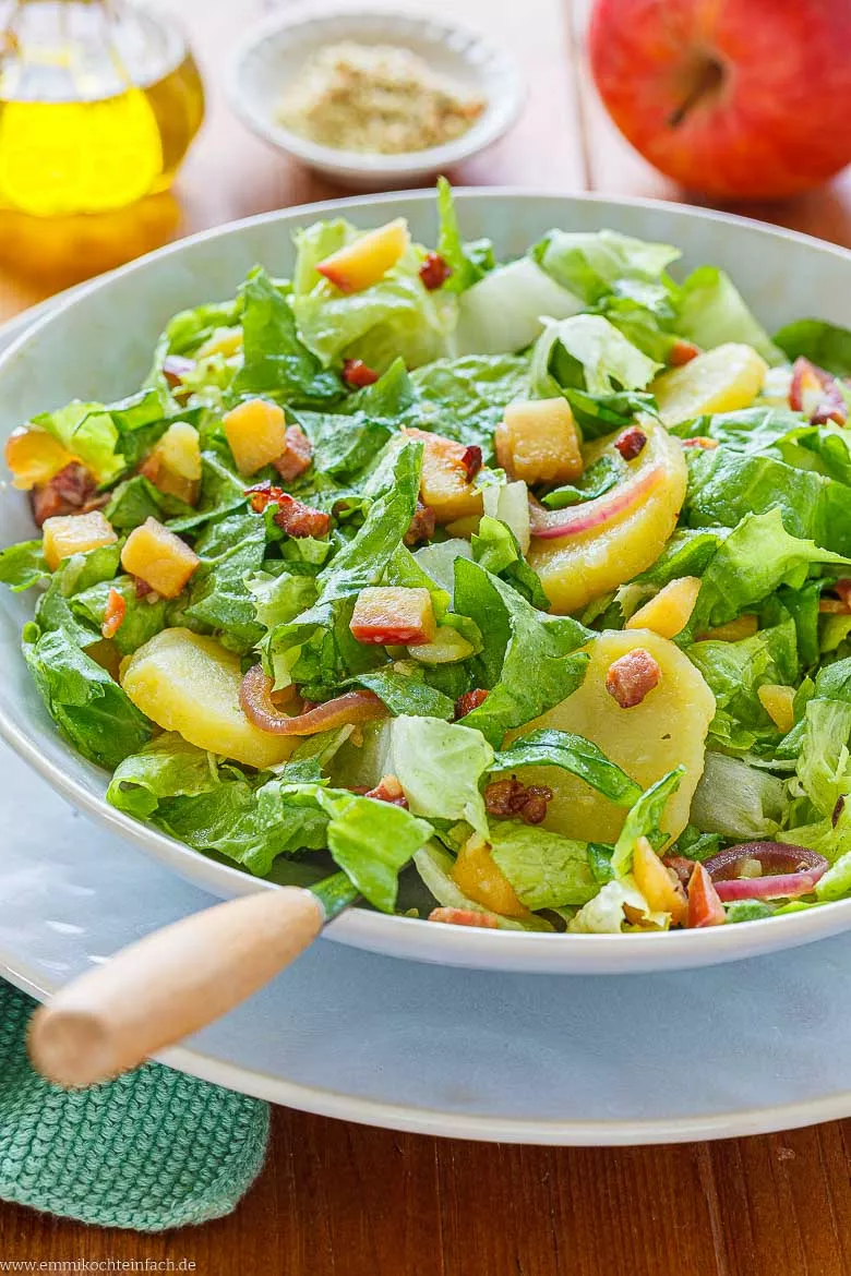 Endivie mit Kartoffeln, Apfel und Speck