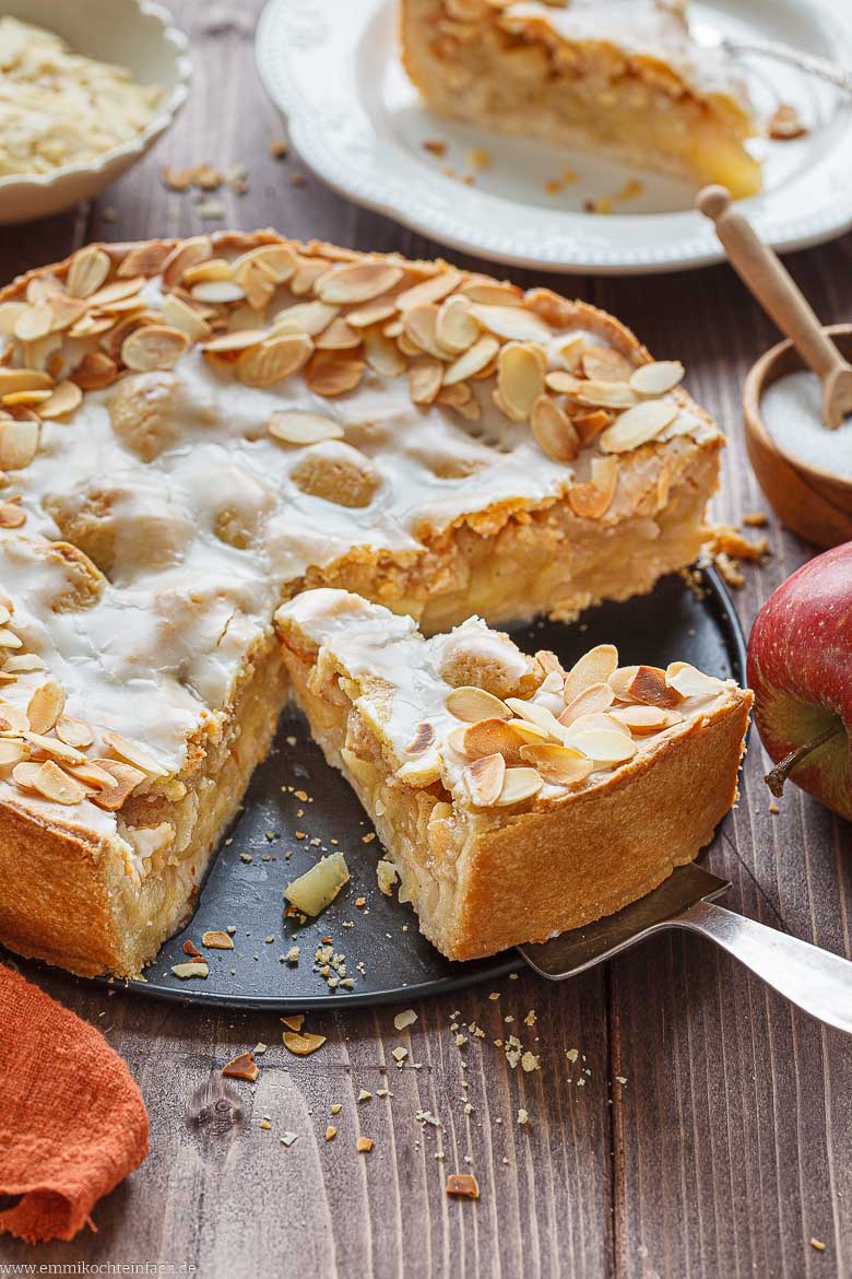 Gedeckter Apfelkuchen mit Zimt