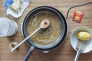 Zitrone waschen und Schale abreiben, Butter schmelzen und die Zutaten f&uuml;r die F&uuml;llung zugeben.
