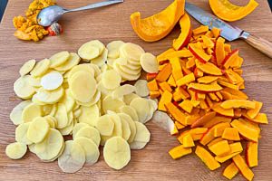 Kartoffeln und K&uuml;rbis f&uuml;r den Auflauf vorbereiten