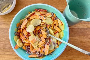 Kartoffeln, K&uuml;rbis und Zwiebel mit der Sahnemischung vermengen