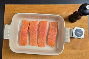 Lachs trocknen, mit Salz und Pfeffer w&uuml;rzen und in die Form legen
