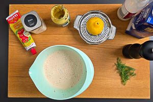So&szlig;e aus Sahne, Milch, Gem&uuml;sebr&uuml;he, Tomatenmark, Zitronensaft, Senf, Pfeffer und Dill anr&uuml;hren