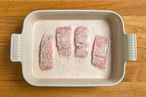 So&szlig;e &uuml;ber den Lachs gie&szlig;en und in den Ofen stellen