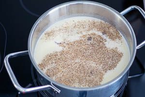 Mit Milch, Zucker und Salz aufgie&szlig;en.