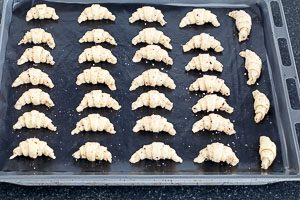 Nussh&ouml;rnchen auf ein Backblech geben und f&uuml;r 12 bis 15 Minuten backen