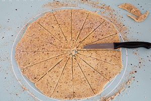 Mit dem Messer Teig in 16 St&uuml;cke teilen