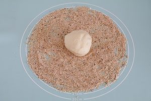 Zucker-Nuss-Mischung verteilen und die erste H&auml;lfte des Teiges darauf ausrollen