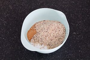 Wei&szlig;en Zucker, braunen Zucker und gemahlene Haseln&uuml;sse vermengen