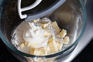 Frischk&auml;se, Butter und Mehl zu einem Teig verarbeiten
