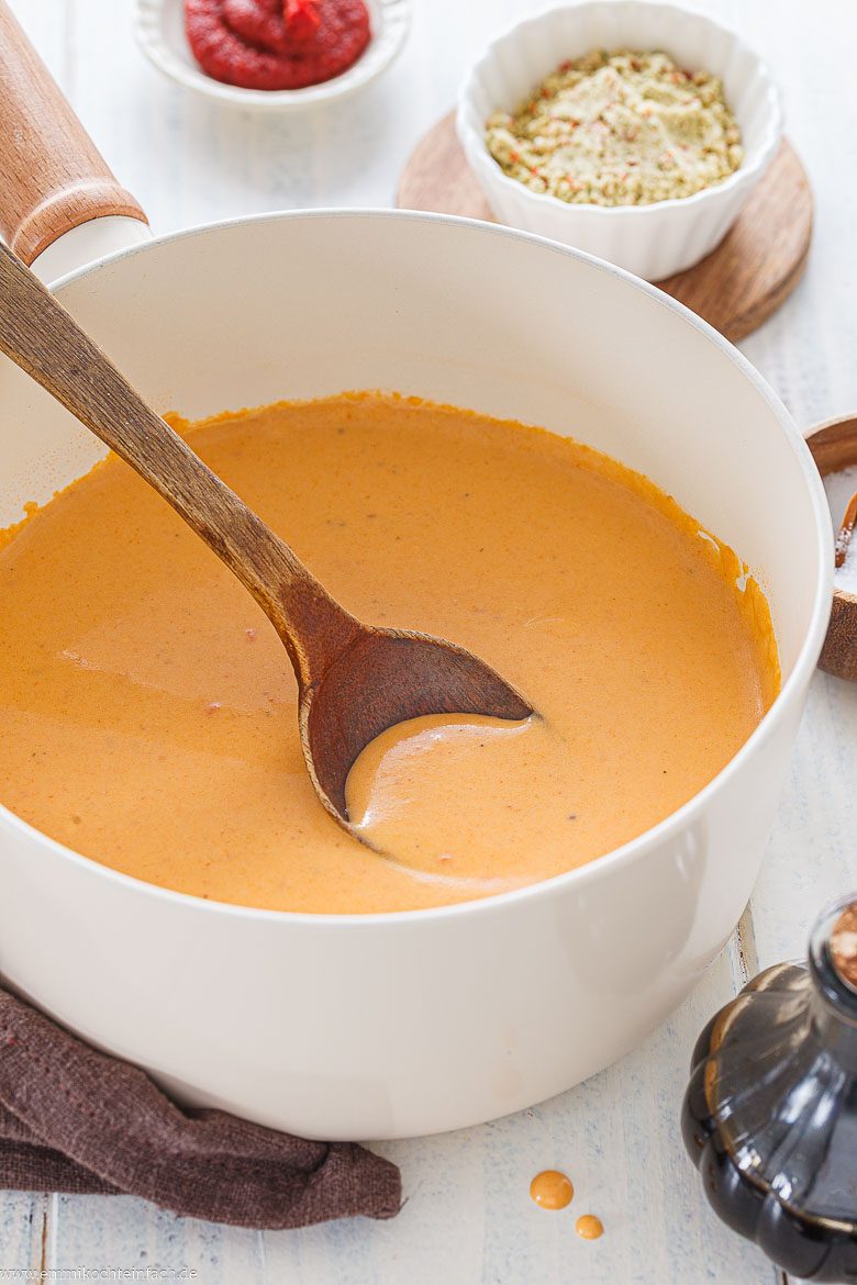 Braune So&szlig;e mit Sahne zu Fleisch oder Braten