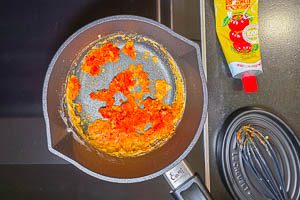 Tomatenmark mit anr&ouml;sten lassen.