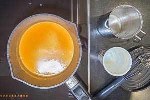 Mit Br&uuml;he und Sahne abl&ouml;schen.