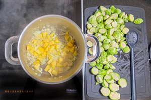 Zwiebeln und Kartoffelw&uuml;rfel in Butterschmalz anbraten