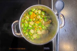 Rosenkohl zu den Zwiebeln und Kartoffelw&uuml;rfeln in den Topf geben