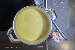 Sahne und Parmesan einr&uuml;hren