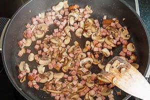 Schinken und Champignons in Butter anrösten