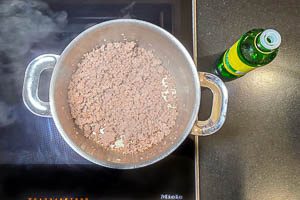 Hackfleisch im Topf mit &Ouml;l anbraten