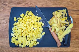 Kartoffeln sch&auml;len und w&uuml;rfeln