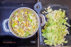 Kartoffeln und die H&auml;lfte des Wirsings hinzugeben und anschlie&szlig;end den Rest nach und nach dazugeben
