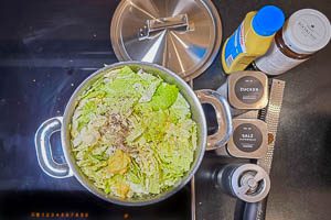 Mit Salz, Zucker, Pfeffer, Muskatnuss, Senf w&uuml;rzen und dann die Br&uuml;he dazugeben