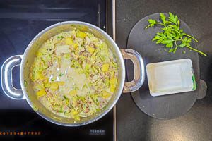 Frischk&auml;se, Petersilie und Parmesan hineingeben und k&ouml;cheln