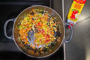 Tomatenmark zum R&ouml;stgem&uuml;se hinzugeben