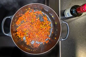 Anger&ouml;stetes Gem&uuml;se mit Rotwein abl&ouml;schen