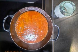 Bratenfond in den Topf geben und aufkochen lassen