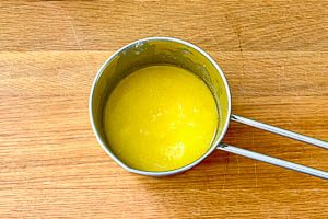 Butter schmelzen.